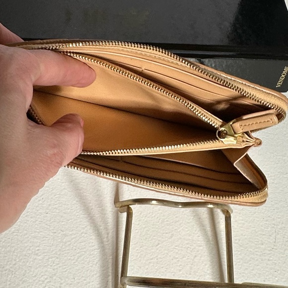 Low Start Bottega Veneta Women’s Wallet - Picture 10 of 13